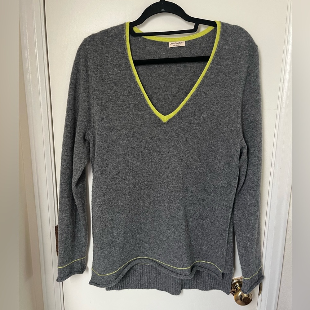 New Scotland Wool Cashmere Gray V-Neck Sweater | Size Medium